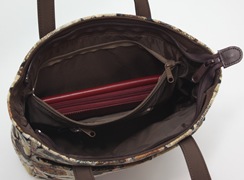 ミニテディ 角バケットの内ファスナーポケットには、大きな財布を入れることができて安心