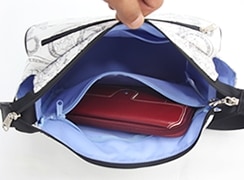 内ファスナーポケットは内側の端から端まである大きなファスナーなので、大きな財布を入れることができます。