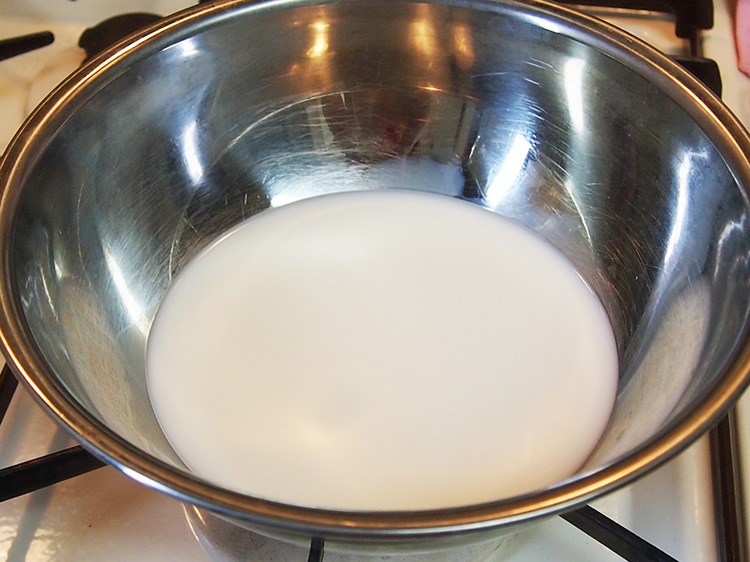 牛乳に砂糖とアガーを少しずつ入れて煮溶かす