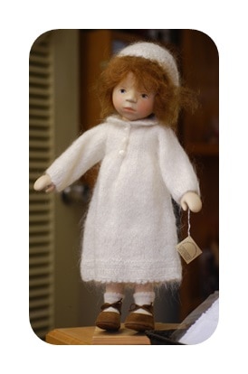 ポングラッツ人形　白い服の女の子-木のおもちゃと絵本の店ウーフ