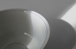 透き通るような白さを誇る長崎県産の波佐見焼の器は、主張し過ぎることなく周囲のテーブルウェアにスッと馴染んでくれる優しく上品な色合いです