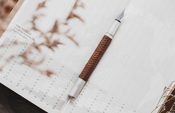 万年筆の命とも言われるペン先には、信頼性の高さで知られるドイツ・シュミット社製を採用