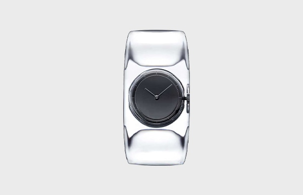 水のように形のない時計というコンセプトで開発され、極限まで無駄を省いたミニマル・デザインが特徴です