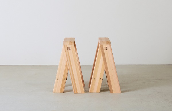 木製スツール「AA LOW STOOL」は板を乗せれば棚としても使うことが出来ます