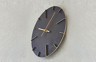 Lemnos 掛時計 Quaintは打ち放しコンクリートや煉瓦といった壁面に掛けても存在感を感じる、豊かな質感を持った時計となります。