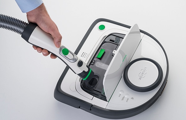 ロボット掃除機コーボルトVR300は、ダストボックス内のゴミを空にするためには、本体を開けてからご家庭の掃除機でダストボックス内のゴミを吸い出すことができます
