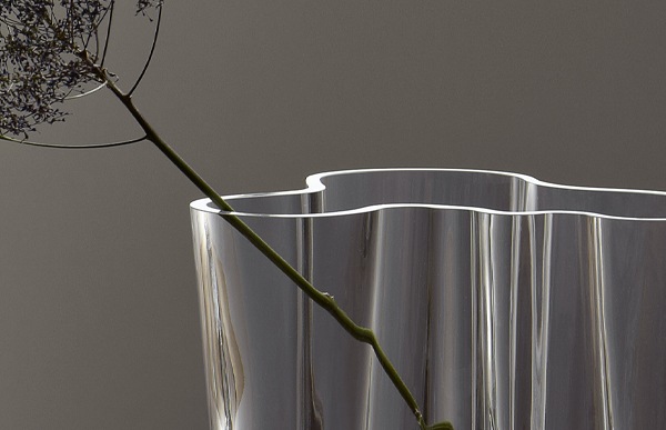 60年前、Finlandでこの花瓶がデザインされた頃、その曲線のフォルムはとても革命的でした