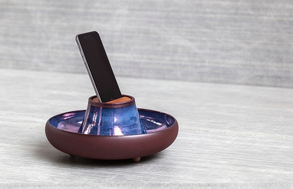 OTOはデンマークのプロダクトデザインユニットKiBiSiと笠間焼の陶芸家、伊藤公象とのコラボレーションから生まれたスマートフォンのための陶器製アナログスピーカーです