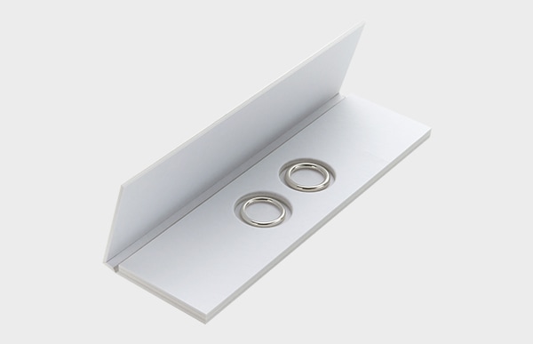厚さ4mm未満のリングに関してはペアの指輪が収納できる白いパッケージに、4mm以上のリングは白い一般的なジュエリーBOXに入れてお届けいたします