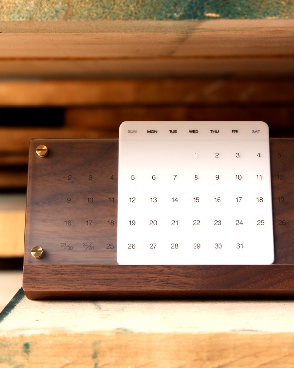 経年変化しながら年月を刻む木製の卓上万年カレンダー「Desk Calender Etarnal」