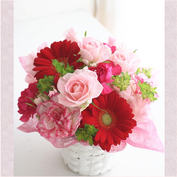赤とピンクのかわいいアレンジメント 花ギフト プレゼント お祝い 贈物 フラワーギフト アレンジメント Kankan Flower Shop