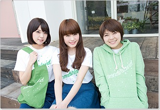左からKaede、Nao☆、Megu。
