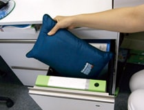 コンパクトな3Mシンサレート災害用スリーピングバッグ(寝袋)はオフィス机にもジャストフィット