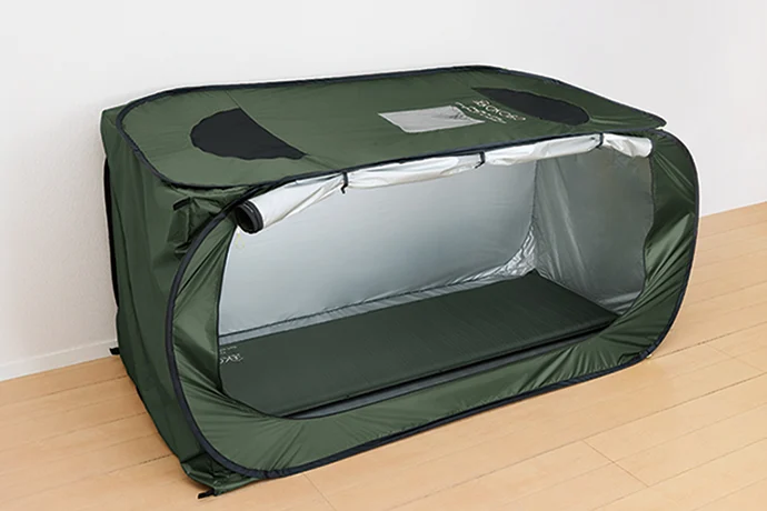 防災テントの中に敷かれた防災マット