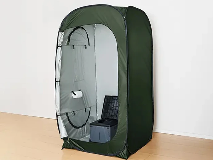 防災テントの中に設置されたトイレ