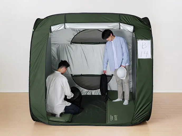 防災テントの中に設置されたトイレ