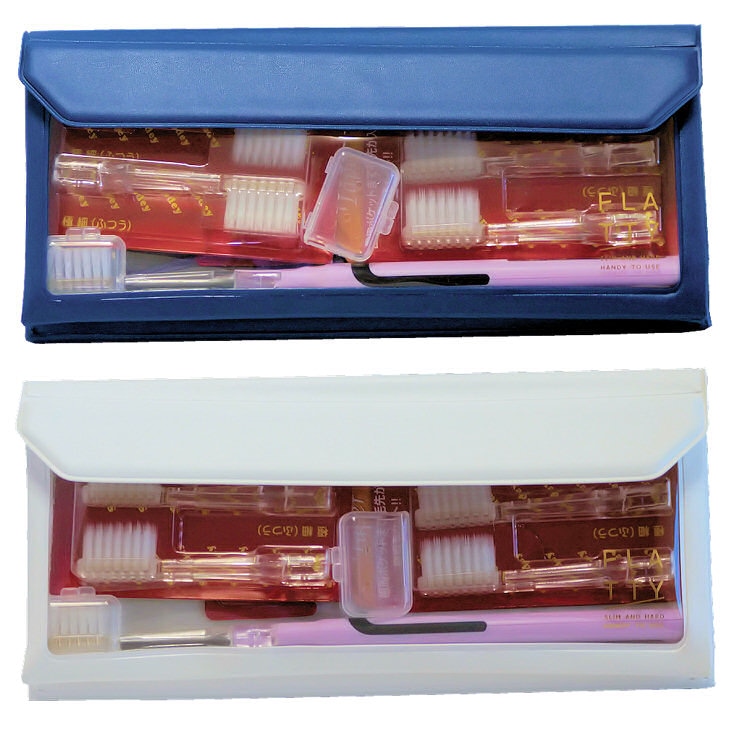 シケンの災害用歯ブラシ「ソラデーN4」セットを携帯ポーチ（フラッティ）に入れたイメージ