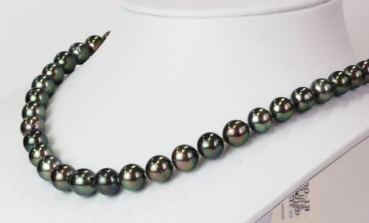 大粒　黒真珠のネックレス　黒蝶パールセミラウンド　9、10ミリ　グリーン　本真珠