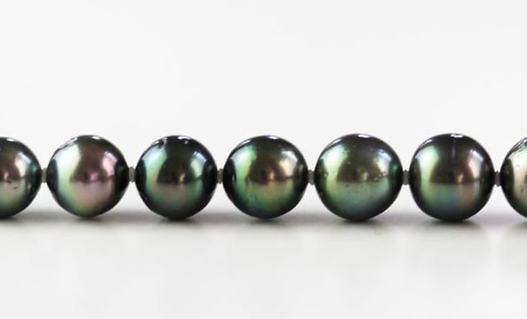 大粒　黒真珠のネックレス　黒蝶パールセミラウンド　9、10ミリ　グリーン　本真珠