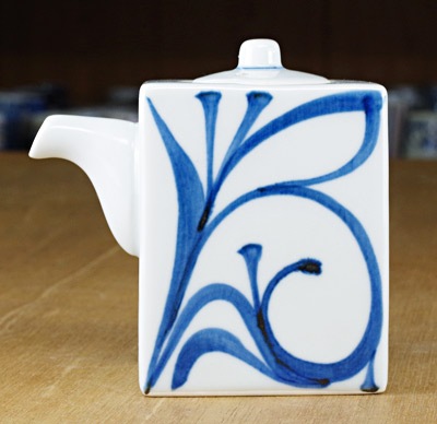 砥部焼・梅山窯・角醤油差し（唐草）【和食器通販e-tobeyaki.com】