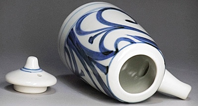 砥部焼・梅山窯・醤油差し（唐草文）【和食器通販e-tobeyaki.com】