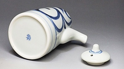 砥部焼・梅山窯・醤油差し（唐草文）【和食器通販e-tobeyaki.com】