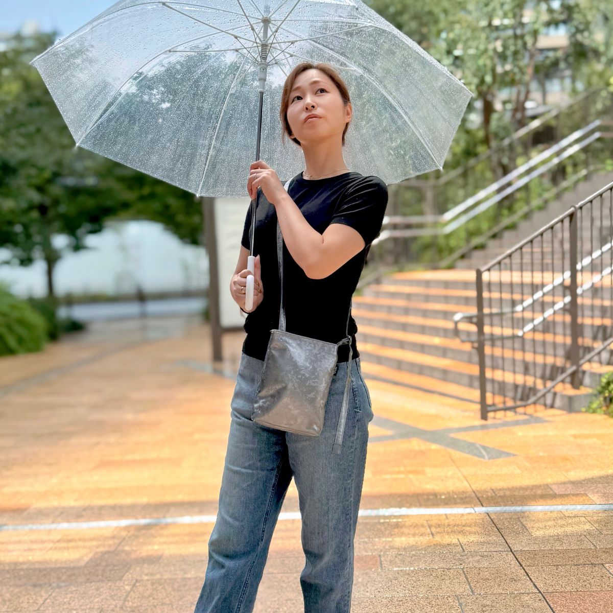 雨の日にヤマト屋のバッグでお出かけする様子