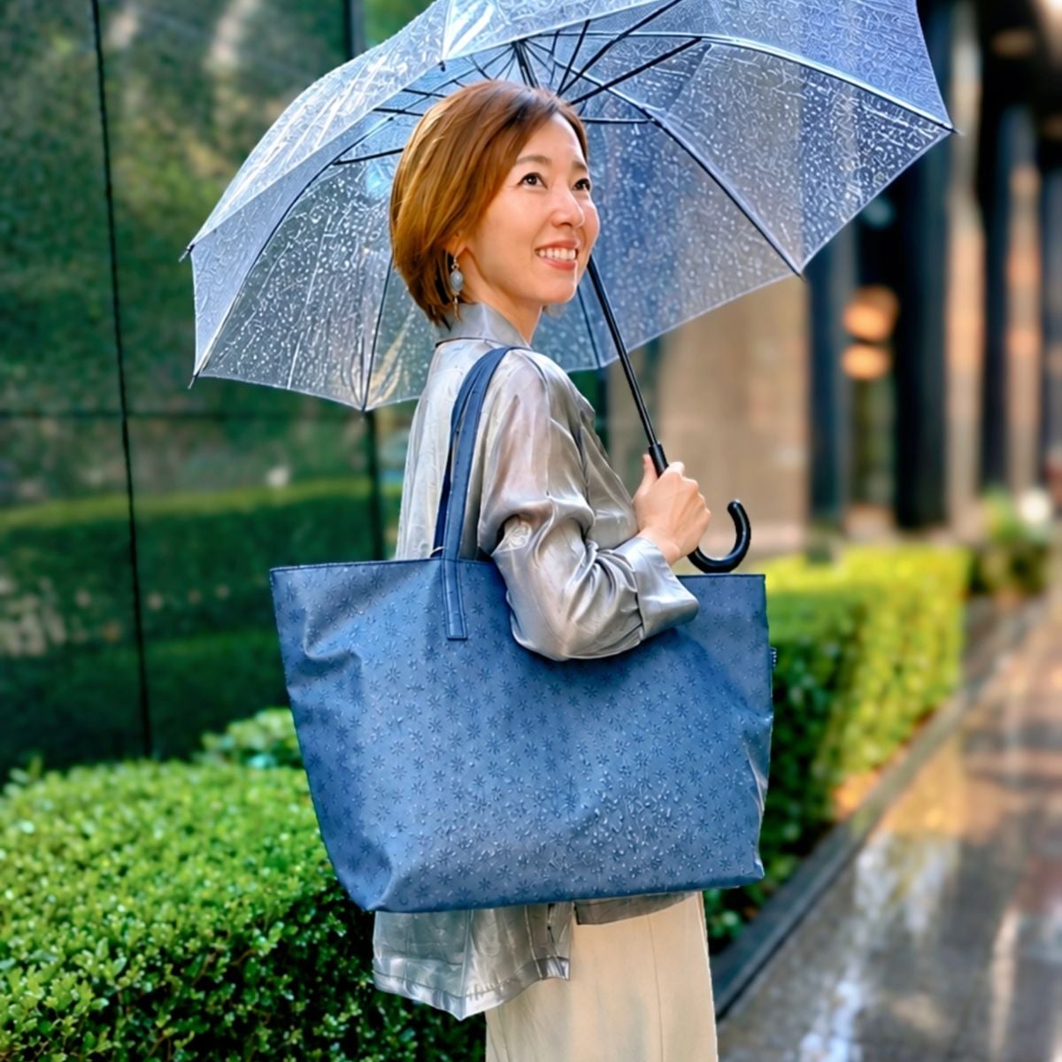 雨の日も晴れやかにヤマト屋のバッグと過ごす様子