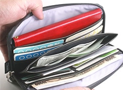 お財布の内側に便利な大きいポケットを採用。