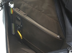 前ダブルファスナーポケット内には、車の鍵も入るファスナーポケット、脱着式キーホルダー、ペンホルダーが付いています。
