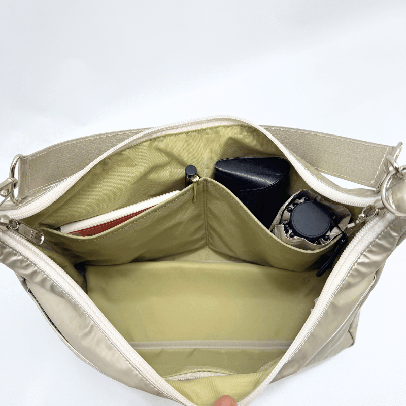 ��¦�ˤϽ�Ĺ�Υݥ��åȤ�����