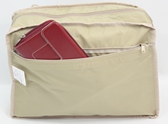 キキ2 クリ手トートMは内側：バッグ幅いっぱいのファスナー式ポケット。お財布などの貴重品を入れておくと安心