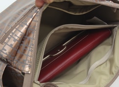 内ファスナーポケットは、大きな横長財布が入ります。