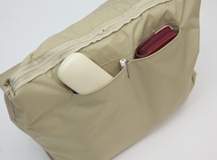 内側オープンポケットは、深さがあり長財布や、めがねケースなど入れることが可能　口元がしっかりとしているので、ペンを挟んでもよれません。