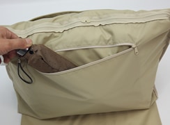 内ファスナー式ポケットは、折傘などを入れておける大きさがあります。