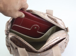 内側のファスナーポケットは横長の財布が入りますので安心です。