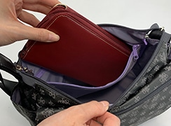 内ファスナーポケットには横長財布も入るので、安心です。