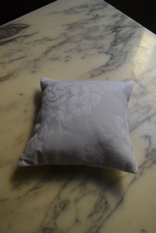 蚤の市*18世紀末 リネン初期ブティのちいさなクッションB 完品