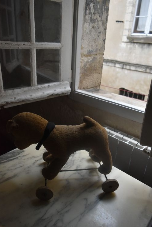 蚤の市*100年前の 癒しの初期犬のぬいぐるみ（車輪付き） | インテリア