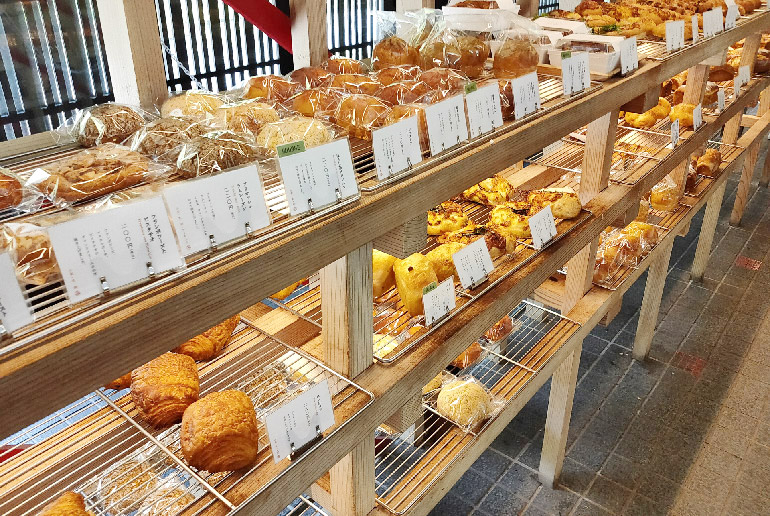 パンが並んだ店内風景