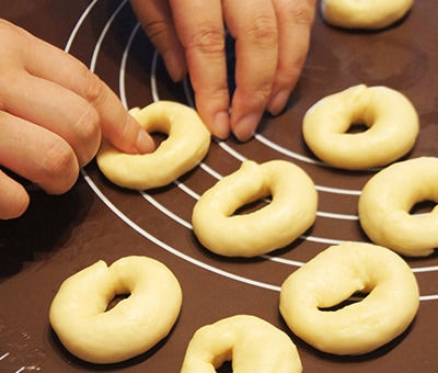 ドーナツ型の生地