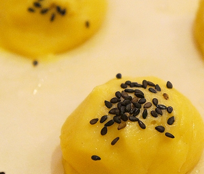 黒ごまをふりかけた生地