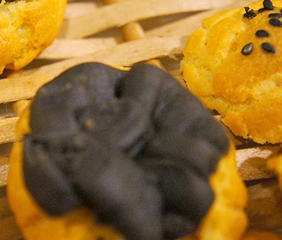 あんこを乗せたシュー生地