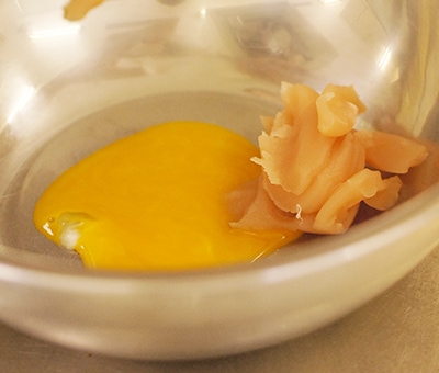 卵黄とほんのり苺あんをボウルに入れる