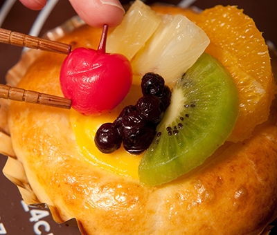 上にフルーツを飾る様子
