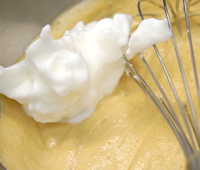 メレンゲを加えて混ぜる