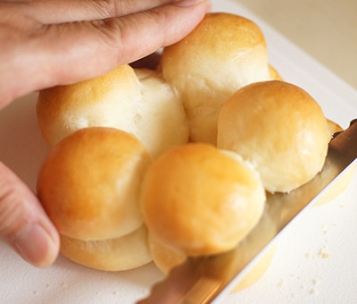 パン切り包丁で上下に切り分ける