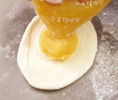 生地の上に栗きんとんあんを絞る様子