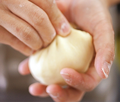 生地であんを包む様子