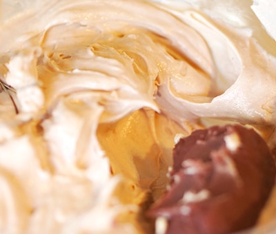 バタークリームとホワイトチョコレートを混ぜる様子